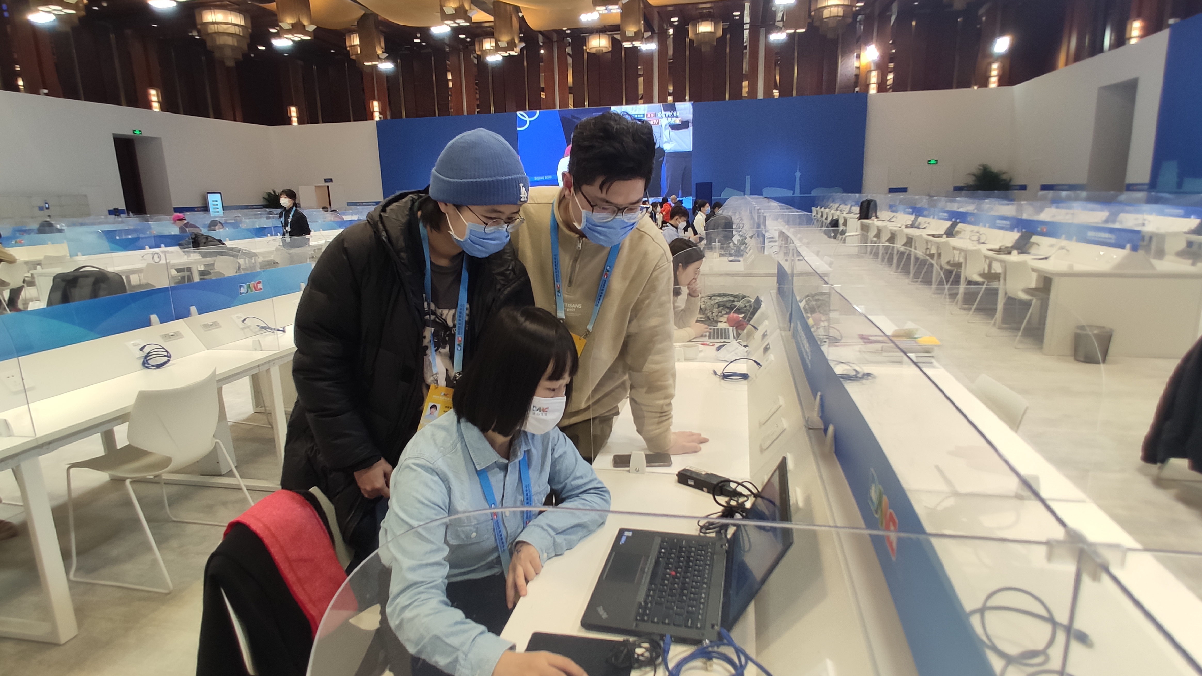 記者黃娜娜、史睿雯、王坤在2022北京新聞中心商量采訪選題.jpg 記者黃娜娜、史睿雯、王坤在2022北京新聞中心商量采訪選題.jpg